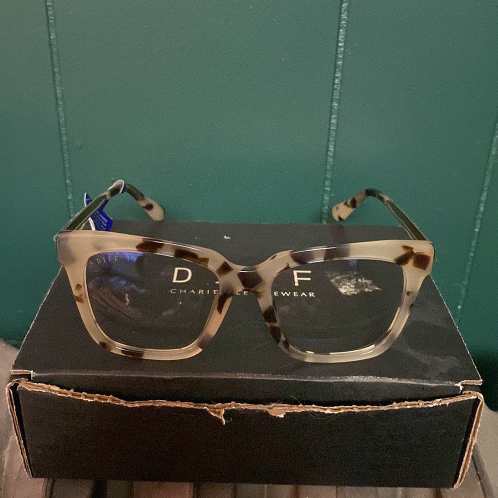 Brand new DIFF eyewear bella cream tortoise blue light glasses